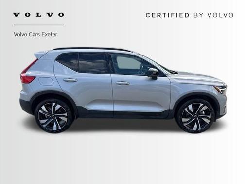 2025 Volvo XC40 B5 Plus Dark Theme