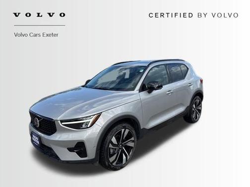 2025 Volvo XC40 B5 Plus Dark Theme