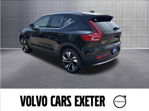 2025 Volvo XC40 B5 Plus Bright Theme