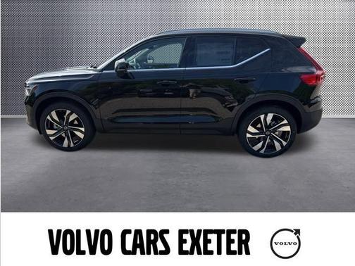 2025 Volvo XC40 B5 Plus Bright Theme