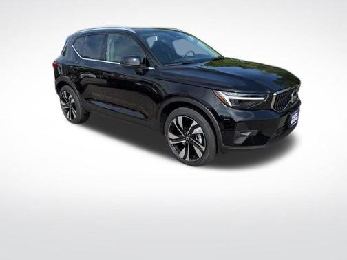 2025 Volvo XC40 B5 Plus Bright Theme