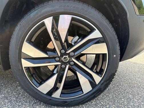 2025 Volvo XC40 B5 Plus Bright Theme