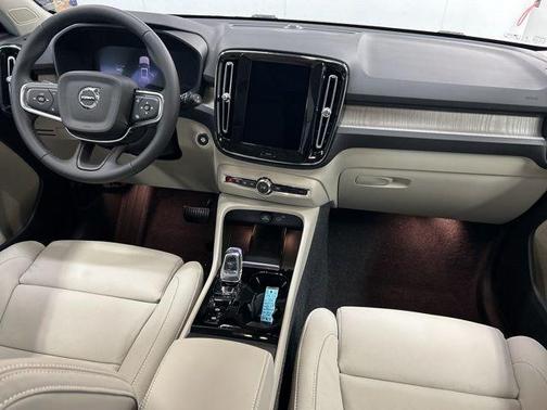 2025 Volvo XC40 B5 Plus Bright Theme