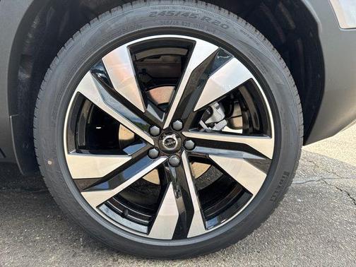2026 Volvo XC40 B5 Plus Dark Theme