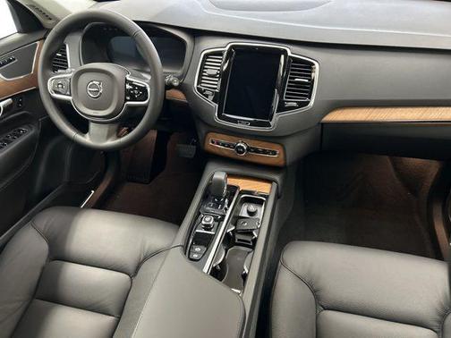 2025 Volvo XC90 B6 Plus 7-Seater