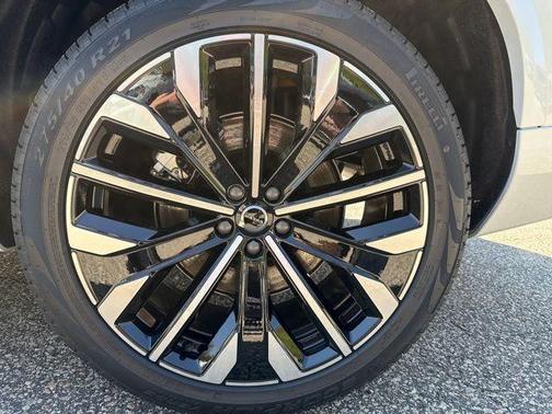 2025 Volvo XC90 Plug-In Hybrid T8 Plus 7-Seater
