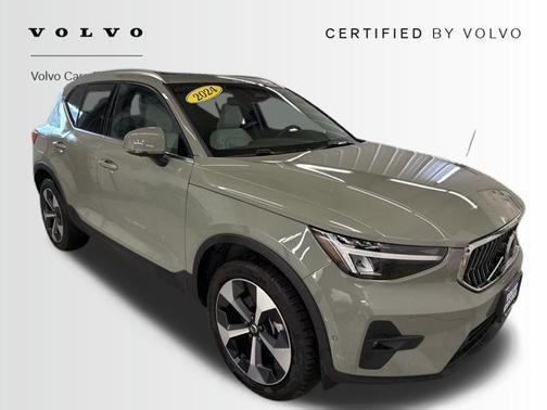 2024 Volvo XC40 B5 Plus Bright Theme