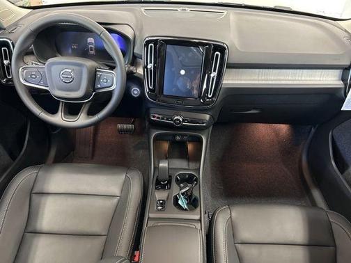 2025 Volvo XC40 B5 Core Bright Theme