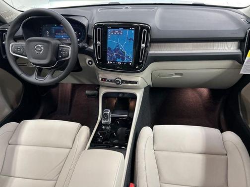2025 Volvo XC40 B5 Plus Bright Theme