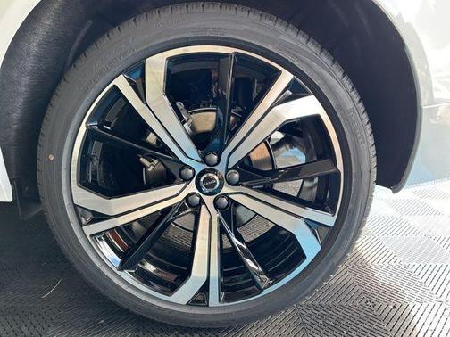2025 Volvo XC60 B5 Ultra