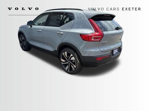 2025 Volvo XC40 B5 Ultra Dark Theme