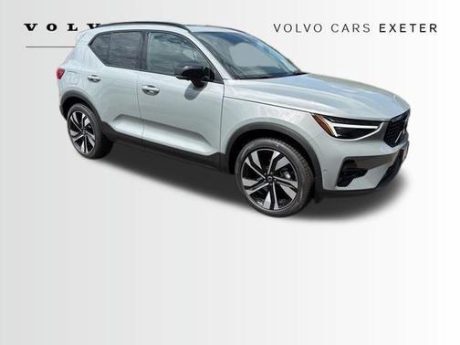 2025 Volvo XC40 B5 Ultra Dark Theme