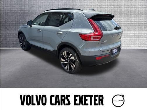2025 Volvo XC40 B5 Ultra Dark Theme