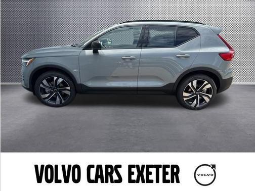 2025 Volvo XC40 B5 Ultra Dark Theme