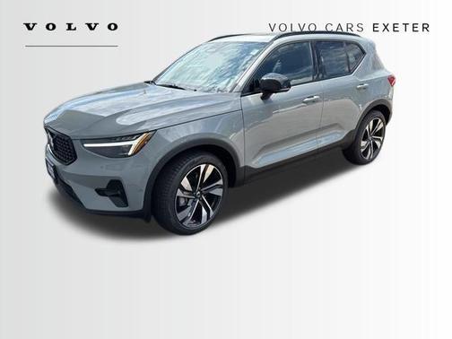 2025 Volvo XC40 B5 Ultra Dark Theme