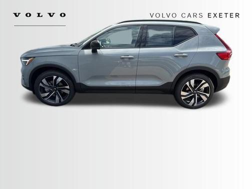 2025 Volvo XC40 B5 Ultra Dark Theme