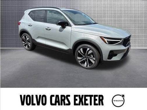 2025 Volvo XC40 B5 Ultra Dark Theme