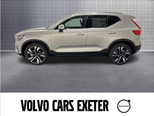 2025 Volvo XC40 B5 Plus Bright Theme