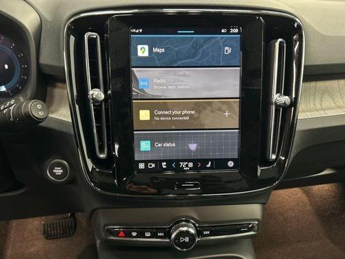 2025 Volvo XC40 B5 Plus Bright Theme