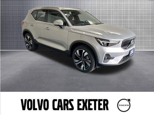 2025 Volvo XC40 B5 Plus Bright Theme
