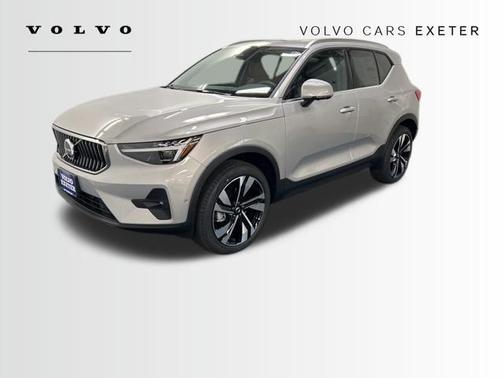 2025 Volvo XC40 B5 Plus Bright Theme