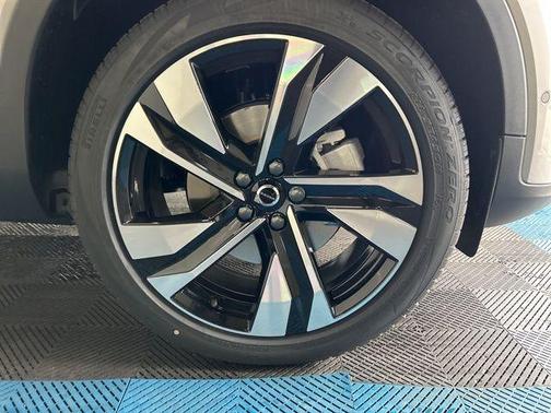 2025 Volvo XC40 B5 Plus Bright Theme
