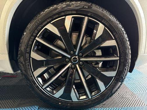2025 Volvo XC90 B6 Plus 7-Seater