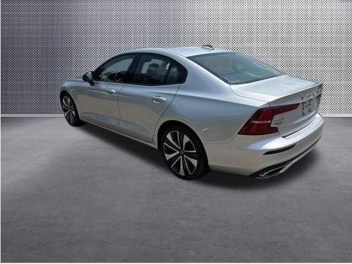 2022 Volvo S60 B5 Momentum