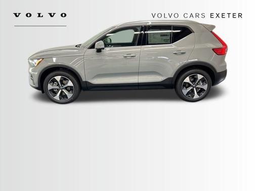 2025 Volvo XC40 B5 Core Bright Theme