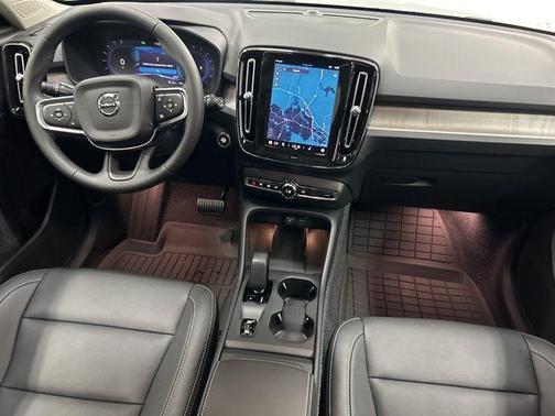2025 Volvo XC40 B5 Core Bright Theme