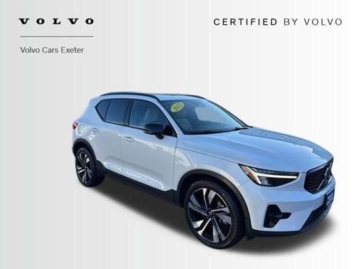 2023 Volvo XC40 B5 Plus Dark Theme
