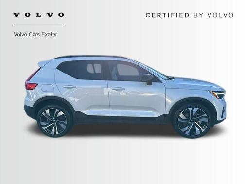 2023 Volvo XC40 B5 Plus Dark Theme