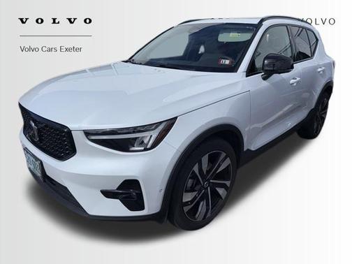 2023 Volvo XC40 B5 Plus Dark Theme