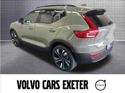 2025 Volvo XC40 B5 Plus Dark Theme
