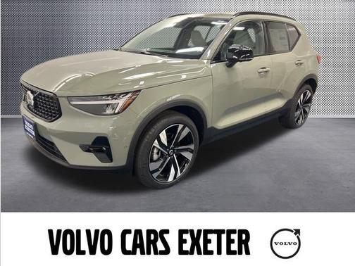 2025 Volvo XC40 B5 Plus Dark Theme