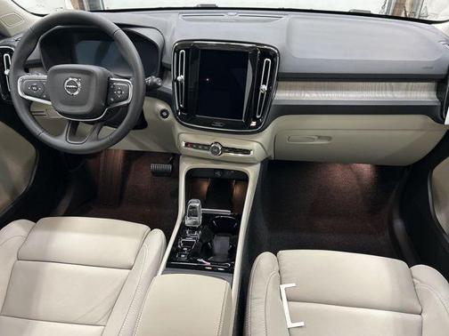 2025 Volvo XC40 B5 Plus Dark Theme