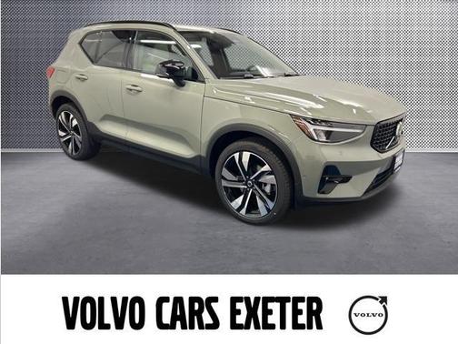 2025 Volvo XC40 B5 Plus Dark Theme