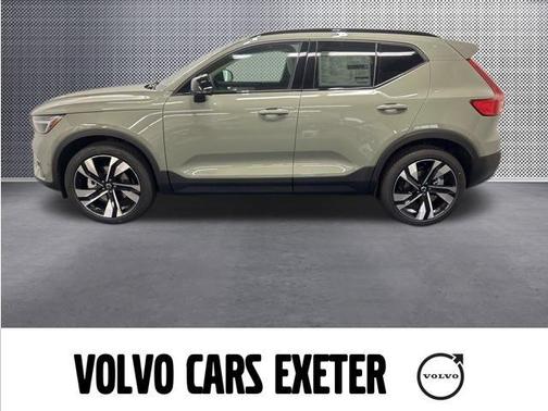 2025 Volvo XC40 B5 Plus Dark Theme