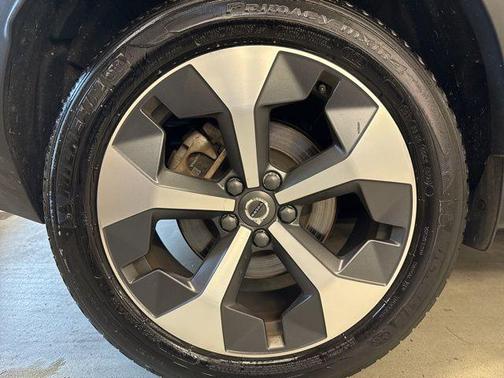 2023 Volvo XC40 B5 Plus Dark Theme