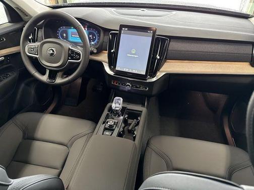 2025 Volvo XC90 B5 Plus 7-Seater