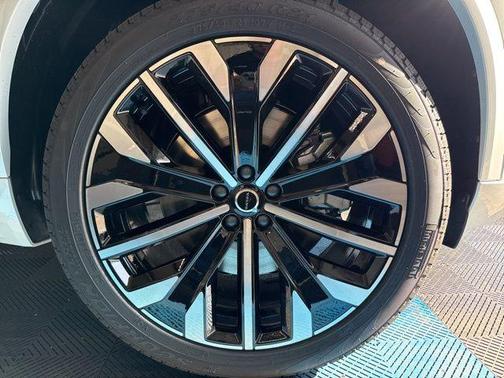 2025 Volvo XC90 Plug-In Hybrid T8 Ultra 6-Seater