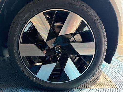 2025 Volvo XC60 Plug-In Hybrid T8 Plus