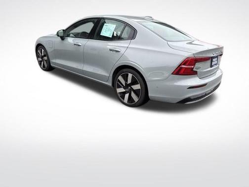 2024 Volvo S60 Recharge Plug-In Hybrid T8 Ultimate Dark Theme
