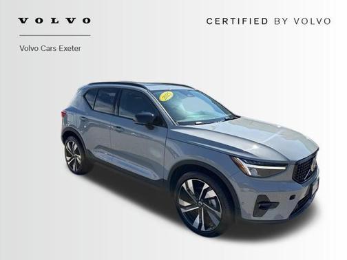 2025 Volvo XC40 B5 Plus Dark Theme