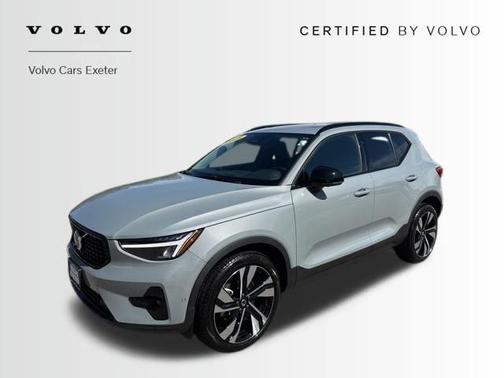 2025 Volvo XC40 B5 Plus Dark Theme