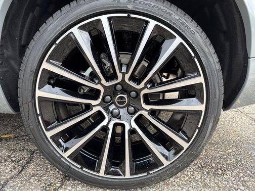 2026 Volvo XC90 B6 Ultra Dark Theme 6-Seater