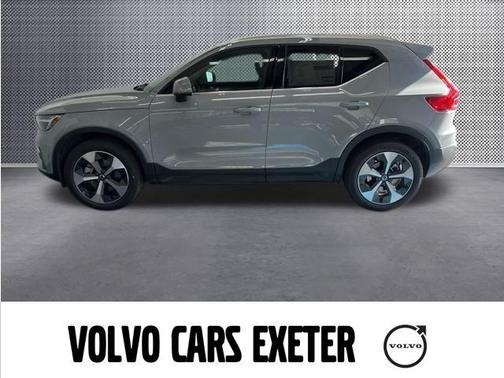 2025 Volvo XC40 B5 Core Bright Theme