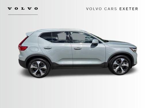 2025 Volvo XC40 B5 Core Bright Theme