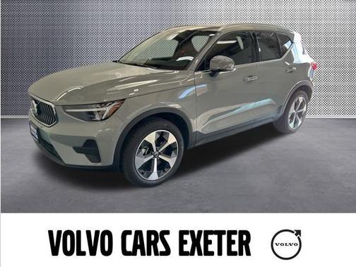 2025 Volvo XC40 B5 Core Bright Theme