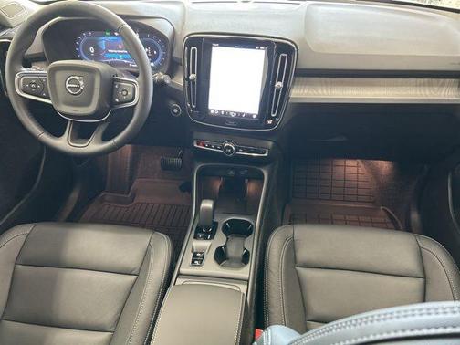 2025 Volvo XC40 B5 Core Bright Theme